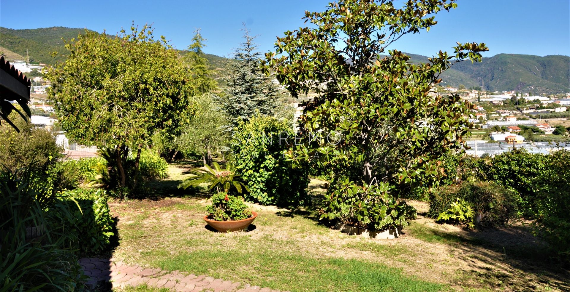 Трехуровневая вилла с садом и видом на море в 10 минутах от центра города 