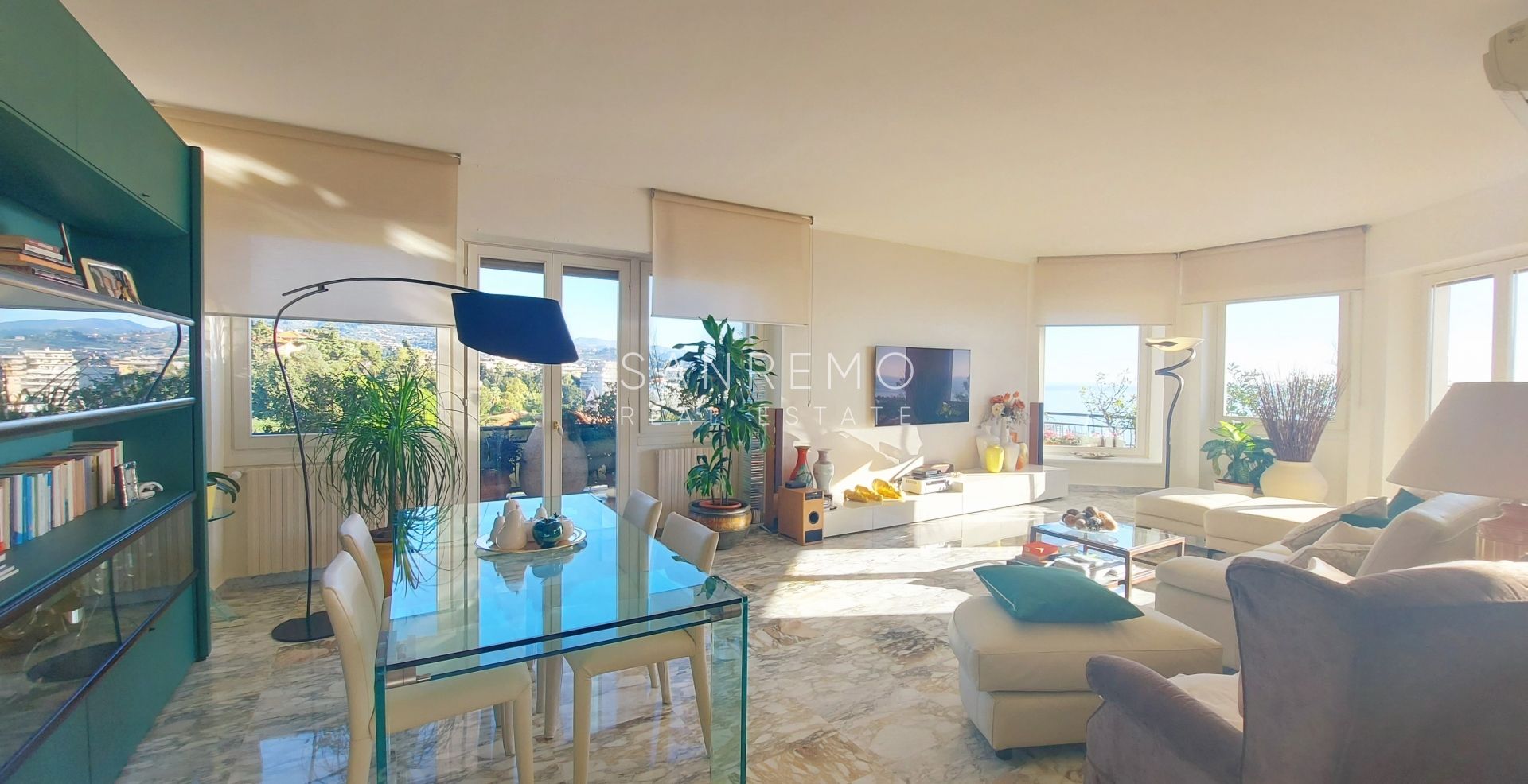 Большая и солнечная квартира с террасой и панорамным видом на море
