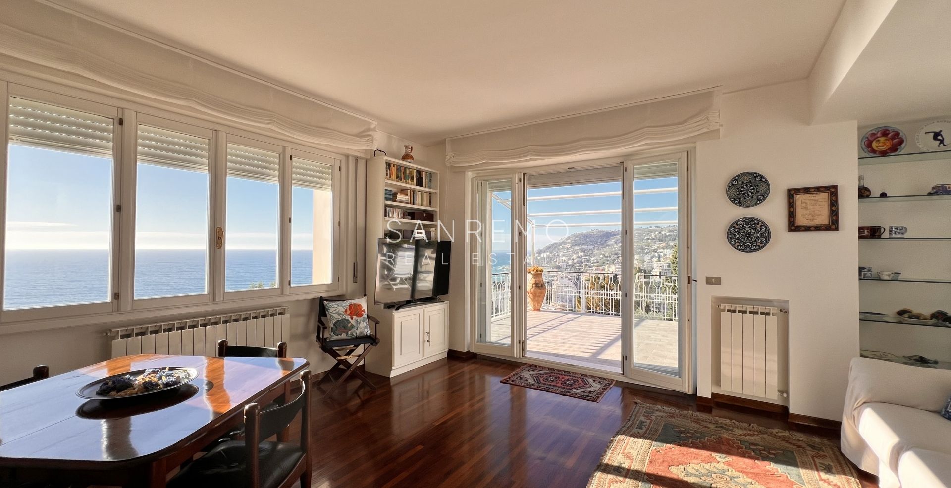 Великолепная квартира с красивой террасой и панорамным видом на море.